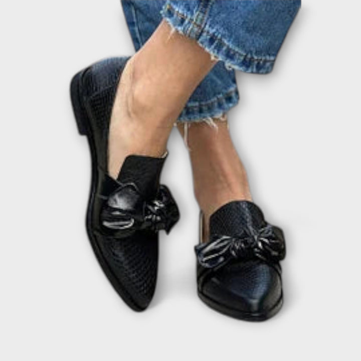 Zinnia – Yılan derisi deseni ve fiyonk detayıyla loafer