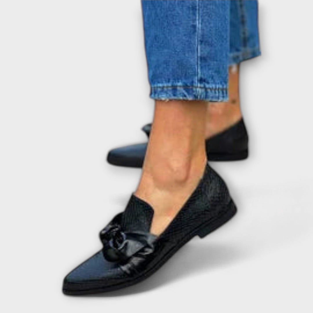 Zinnia – Yılan derisi deseni ve fiyonk detayıyla loafer