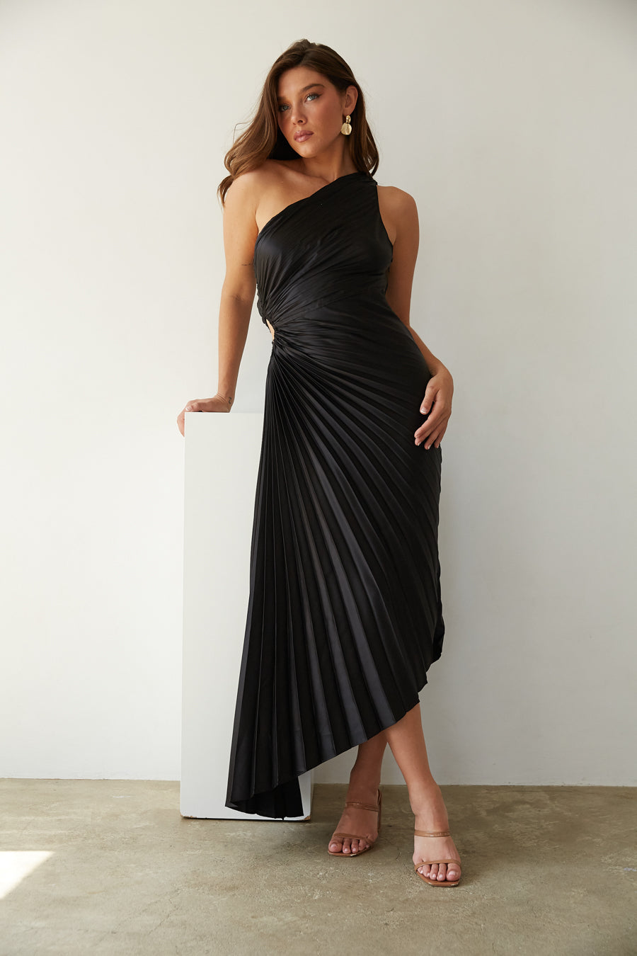 Sylvia™ – Tek Omuz Plise Midi Elbise