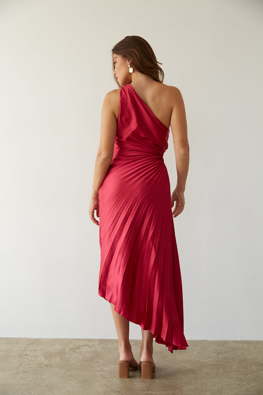 Sylvia™ – Tek Omuz Plise Midi Elbise